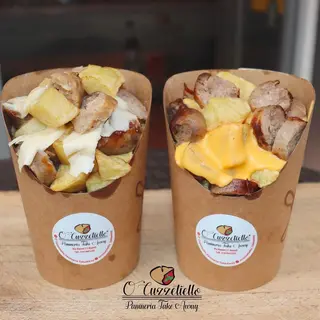 Porzione di Patate con würstel e cheddar