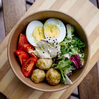 Боул з гречкою, яйцем та мітболами