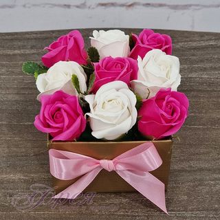 Кутия с 9 броя сапунени рози в цвят бяло и цикламено