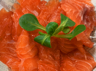 Salmone marinato al sale piatto
