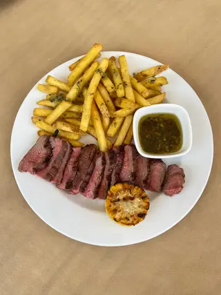 Vacío de ternera con patatas fritas provenzal