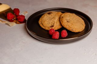 Biscuit cu unt de arahide si ciocolata