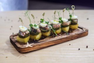 Сельдь с картофелем и бочковыми огурчиками