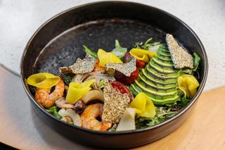 Салат з морепродуктами, авокадо й Азійським соусом (230г)