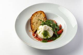 Бурата с помидорами в томатном соусе