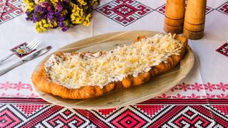 Langoș cu cașcaval și smântână