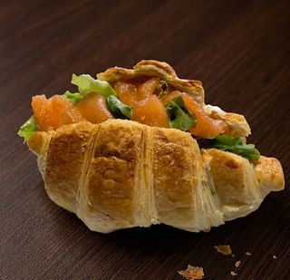 Круасан з лососем (180г)