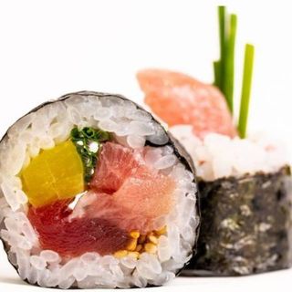 Futomaki de tartar de atún, rábano, sésamo y cebollino