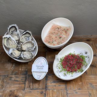 Combo Mantequilla Ahumada Con Ostras Y Platos