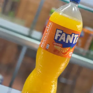 Fanta Naranja botella 2L.