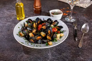Scoici la tuci in sos de vin cu usturoi