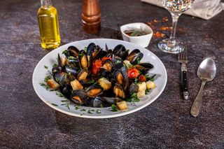 Scoici la tuci in sos de vin cu usturoi