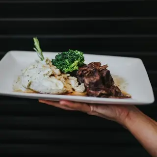 Vitela em Vinho Tinto com Puré de Batata Trufado