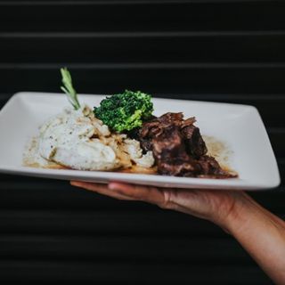 Vitela em Vinho Tinto com Puré de Batata Trufado