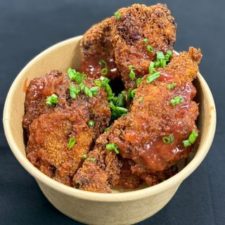 ქათმის ფრთები საფირმო სფაისი სოუსით