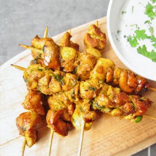 Brochetas de pollo satay con salsa de cacahuate