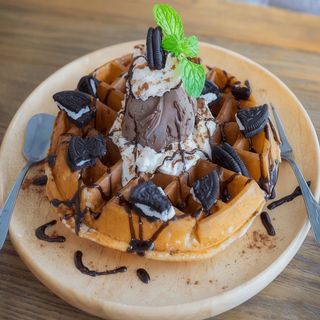 Gofre Con Oreo Y Sirope De Chocolate Blanco