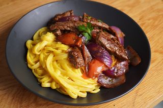 Tallarin a la huancaina con lomo saltado