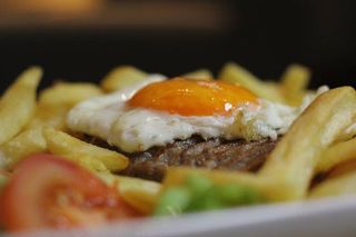 Hambúrguer em prato