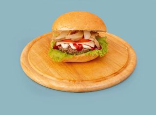 Hamburger, pomodoro, formaggio, funghi, cipolla, insalata, maionese e ketchup