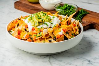 Taça de Nachos com Guacamole e Cheddar