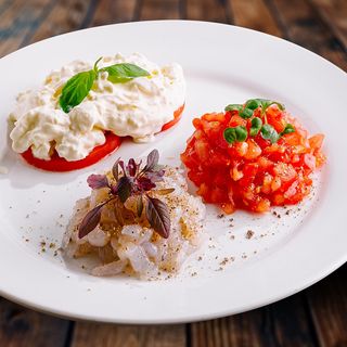 Stracciatella cu creveti crudo si rosii