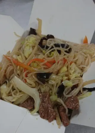 Spaghete de orez cu vita si legume