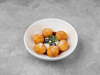 СИРНИКИ З ПОЛУНИЧНИМ ДЖЕМОМ ТА ДОМАШНЬОЮ СМЕТАНОЮ (250g)