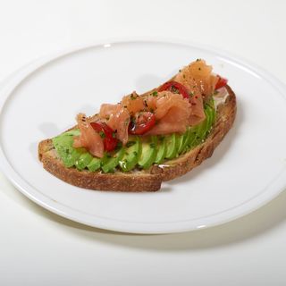 Tostada De Aguacate Y Salmón