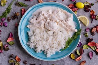 Курица в белом соусе с гарниром на выбор (400 гр.)