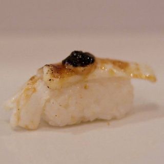 Nigiri Fusión De Pez Mantequilla Con Trufa (1 Pz.)