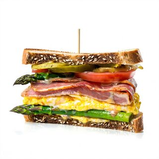 14. Bocata Especial De Tortilla De Espárragos Con Atún, Bacon Y Tomate