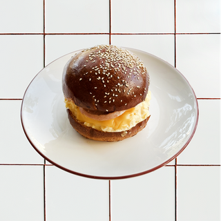 Большая булка с колбасой