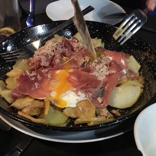 Huevos Rotos con virutas de jamón ibérico y mousse de foie
