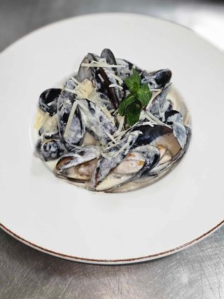 მიდიები ყველის სოუსში