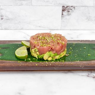 Tartare di tonno con avocado e scorza di lime