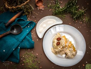 Mamaliga cu branza asezonata cu carnaciori afumati si smantana