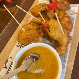Gambones en tempura con salsa satay