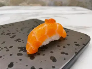 Salmone con uova di ikura 2 pezzi
