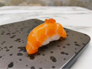 Salmone con uova di ikura 2 pezzi