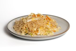 Spaghetti di riso saltato con verdure