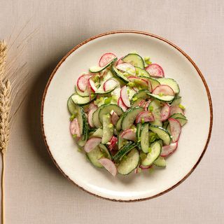 Салатик з редису та огірочків зі сметанкою