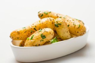 Задушени картофи с риган