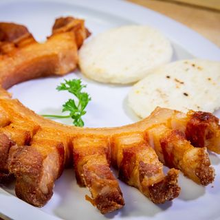 Chicharrón Con Arepa Y Picante