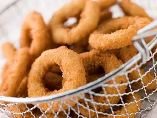 Anelli di cipolla in croccante pastella alla birra - 12 pezzi 