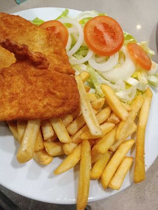 Plato Combinado De Pechugas De Pollo + Ensalada Verde + Patatas.