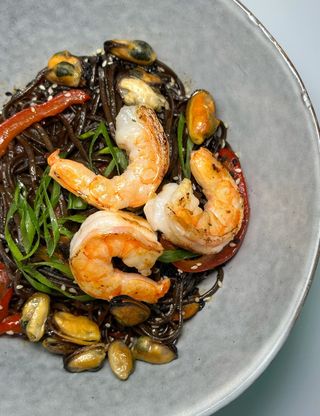 Соба з морепродуктами