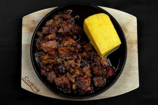 Carne la garnita cu mamaliga