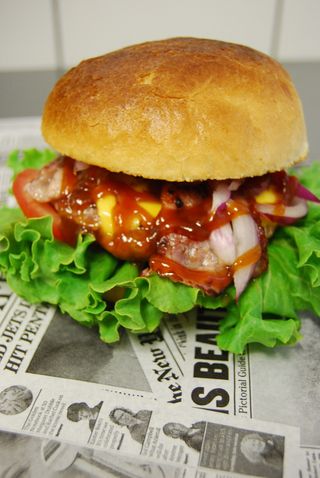 Hamburger cadillac -servito con patate dippers