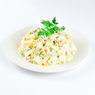 Ensaladilla "Olivier" Con Salchicha, Patata Y Pepinillos